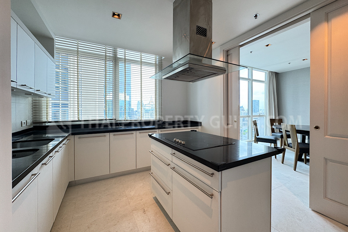 Condominium in Ploenchit : Athenee Residence 