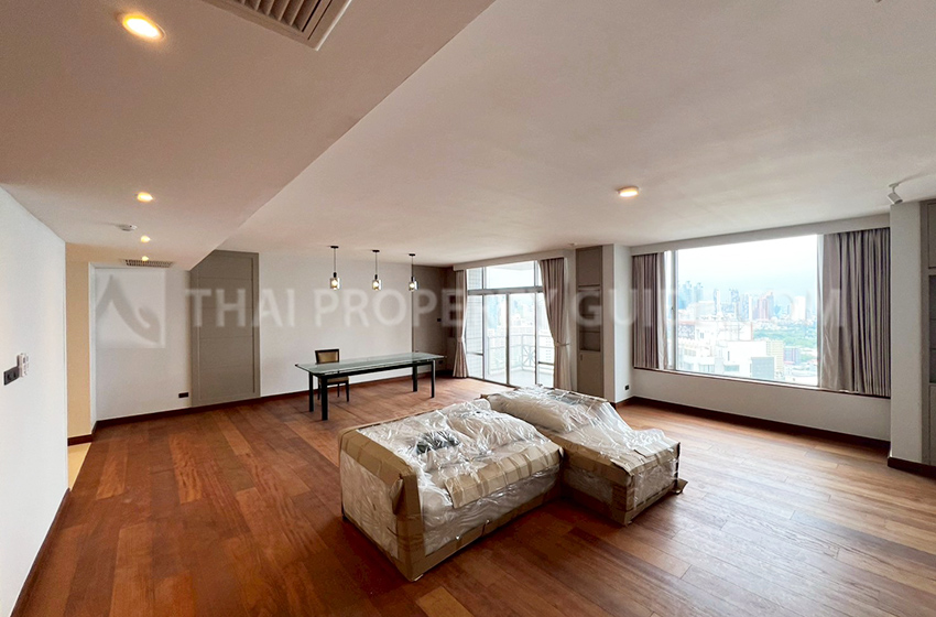 Condominium in Ploenchit 