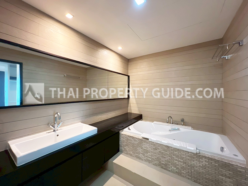 Condominium in Ploenchit 