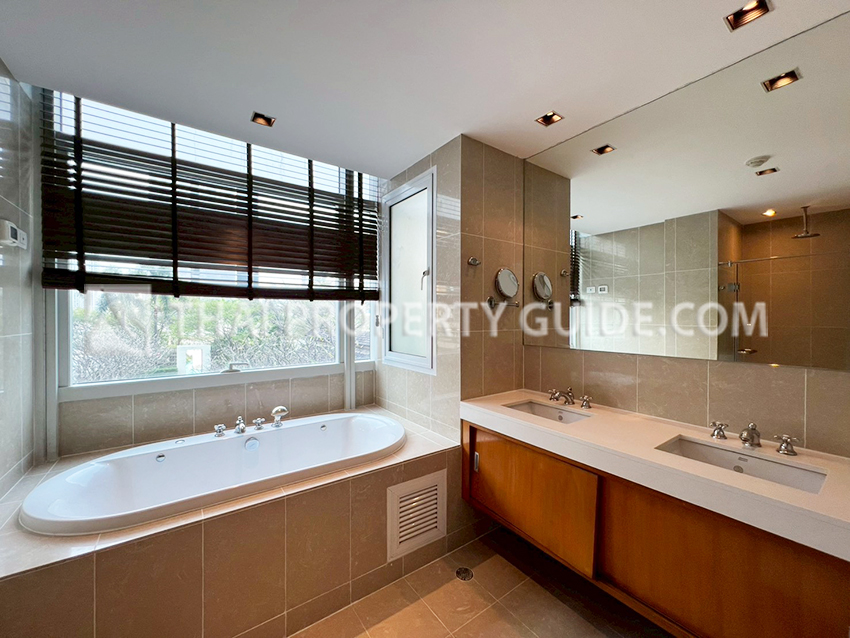 Condominium in Ploenchit : Athenee Residence 