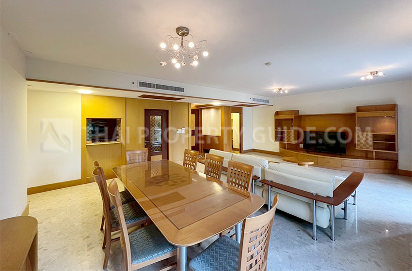 Condominium in Ploenchit 