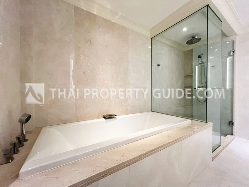 Condominium in Ploenchit 