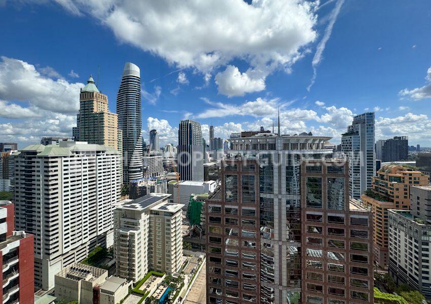 Condominium in Ploenchit 