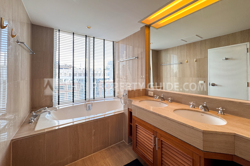 Condominium in Ploenchit 