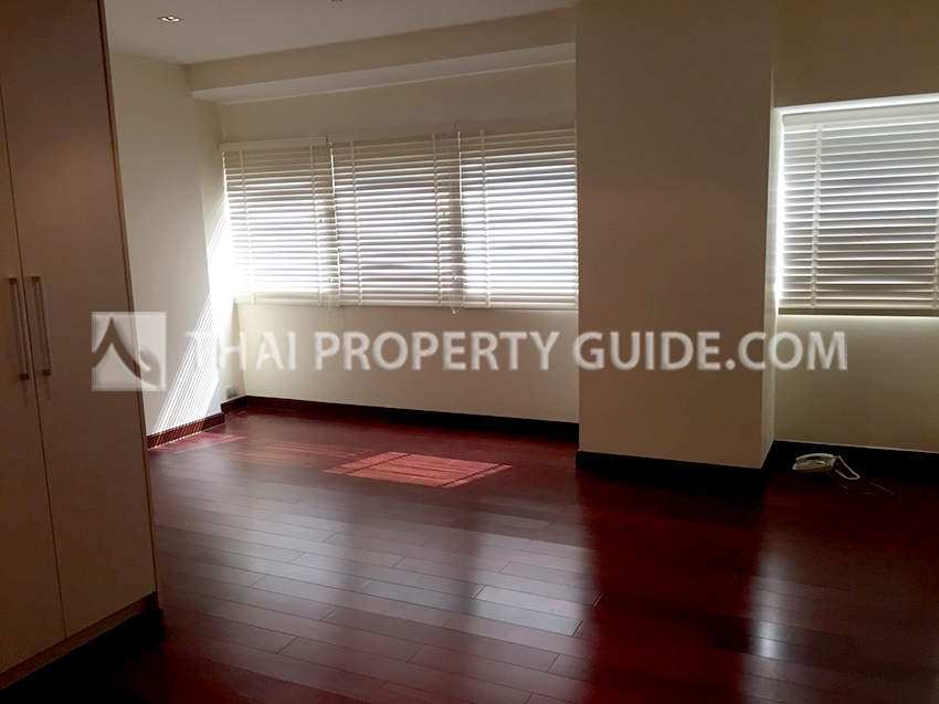 Condominium in Sukhumvit : Le Raffine 31 