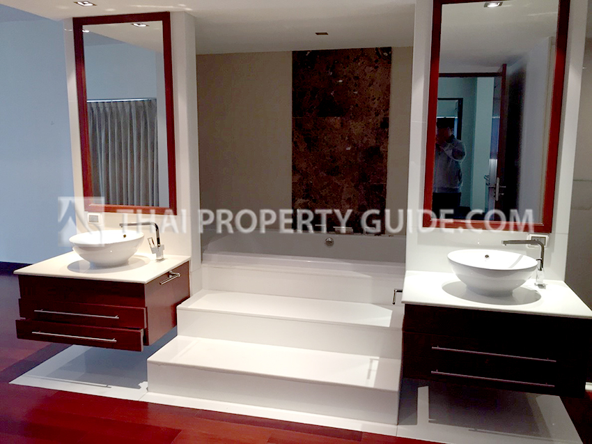 Condominium in Sukhumvit : Le Raffine 31 
