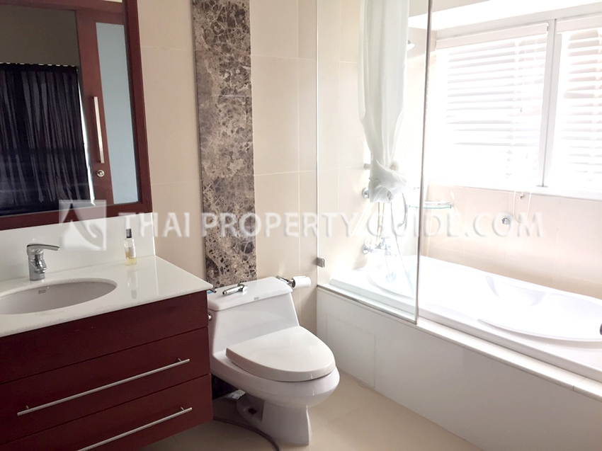 Condominium in Sukhumvit : Le Raffine 31 