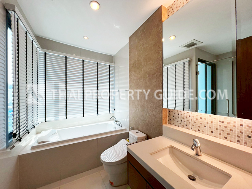 Condominium in Sukhumvit : Bright Sukhumvit 24 