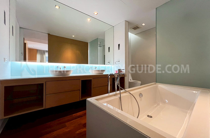 Condominium in Sukhumvit : Domus Condo Suk 16 