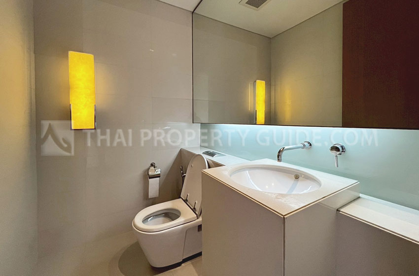 Condominium in Sukhumvit : Domus Condo Suk 16 