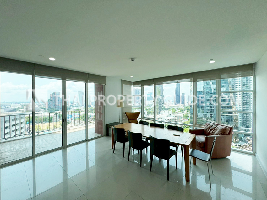 Condominium in Sukhumvit : FullerTon Condominium 
