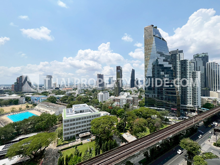 Condominium in Sukhumvit : FullerTon Condominium 