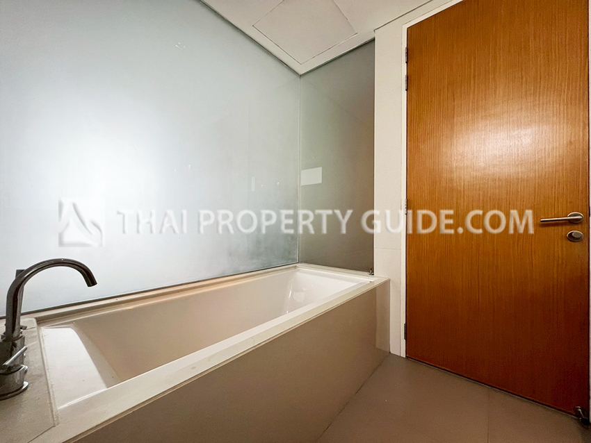 Condominium in Sukhumvit : Domus Condo Suk 16 