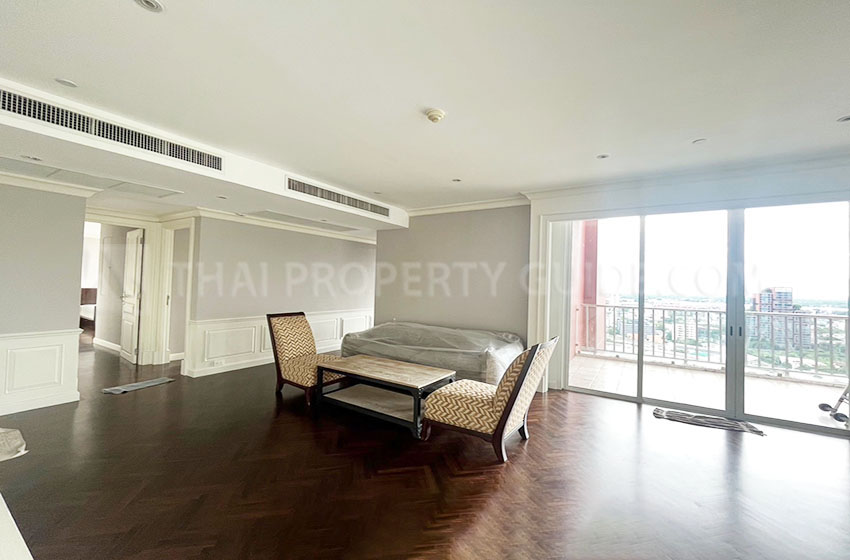 Condominium in Sukhumvit : FullerTon Condominium 