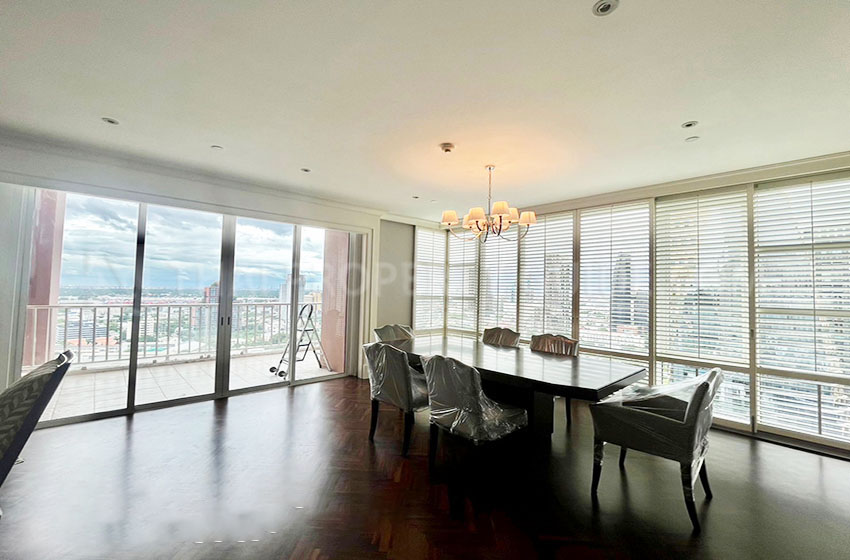 Condominium in Sukhumvit : FullerTon Condominium 