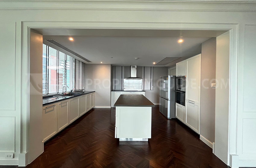 Condominium in Sukhumvit : FullerTon Condominium 