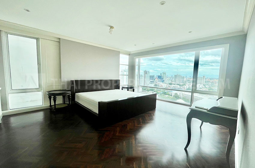 Condominium in Sukhumvit : FullerTon Condominium 