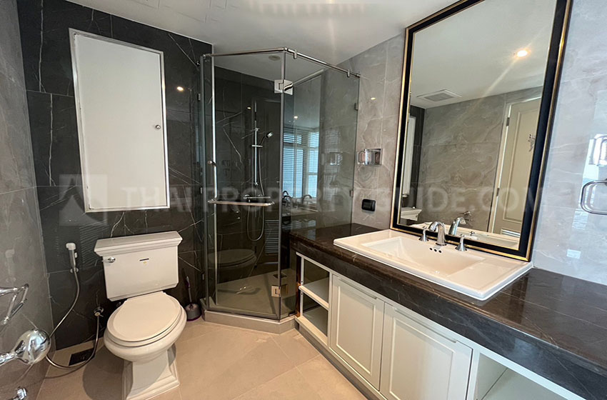 Condominium in Sukhumvit : FullerTon Condominium 