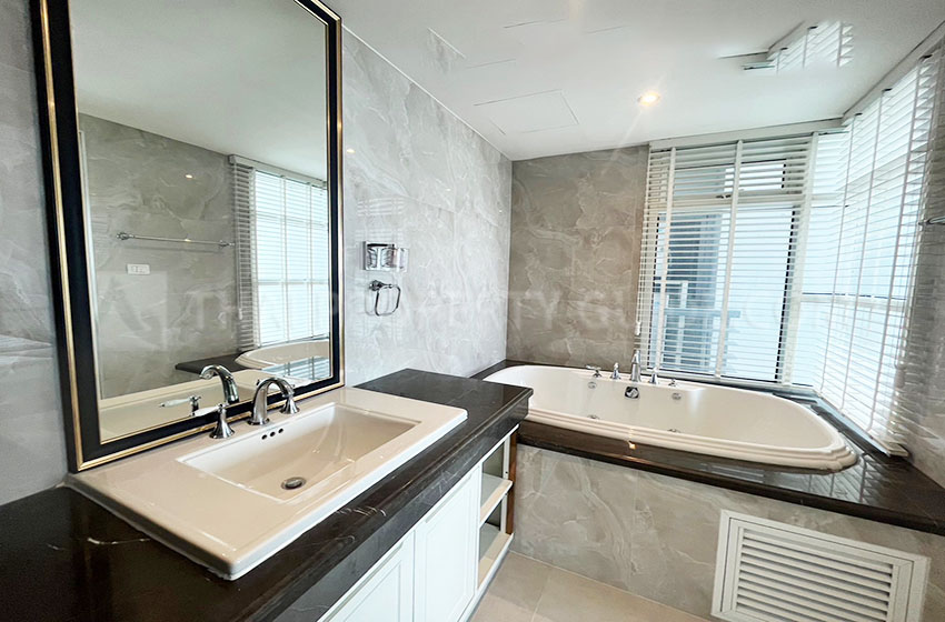 Condominium in Sukhumvit : FullerTon Condominium 