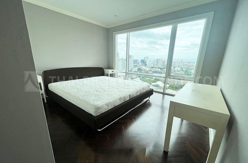 Condominium in Sukhumvit : FullerTon Condominium 