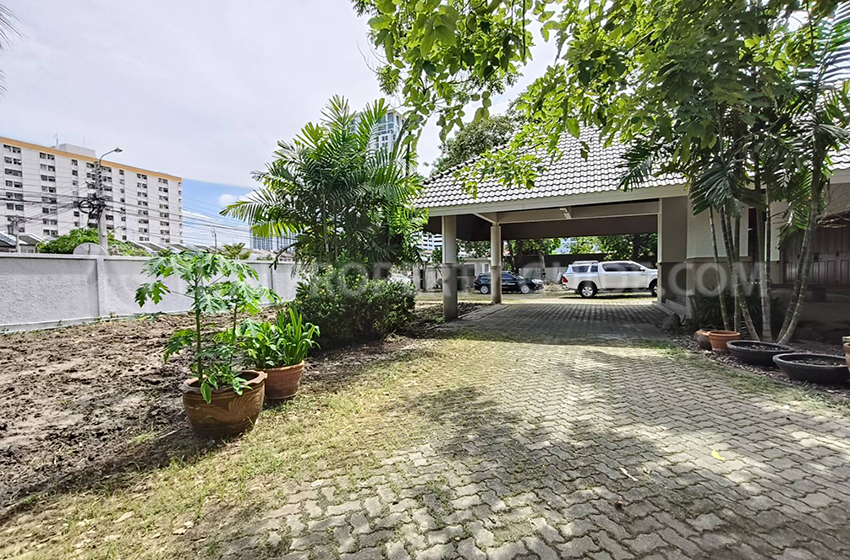 House in Chaengwattana (near Nichada Thani)