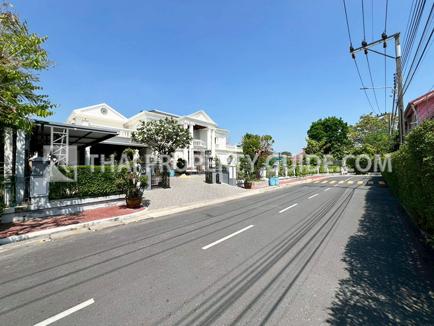 House with Private Pool in Bangnatrad 