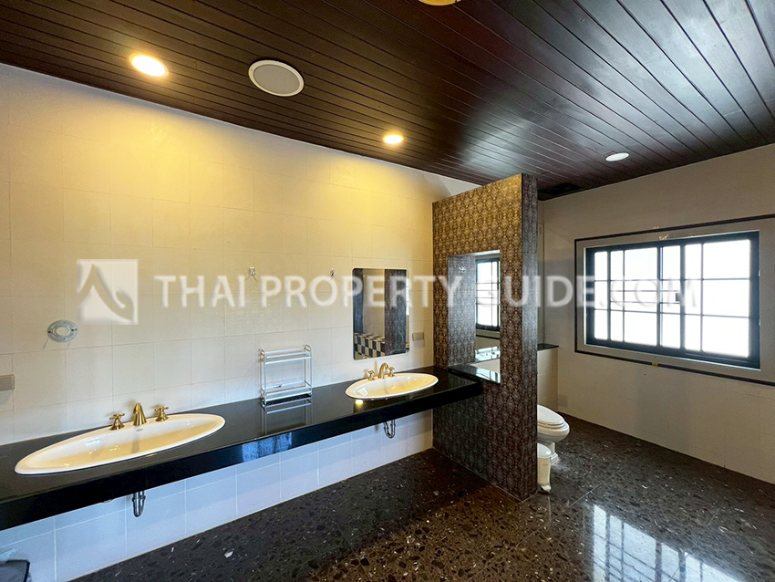 House with Private Pool in Bangnatrad 