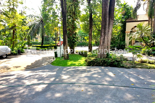 House with Private Pool in Nichada Thani 