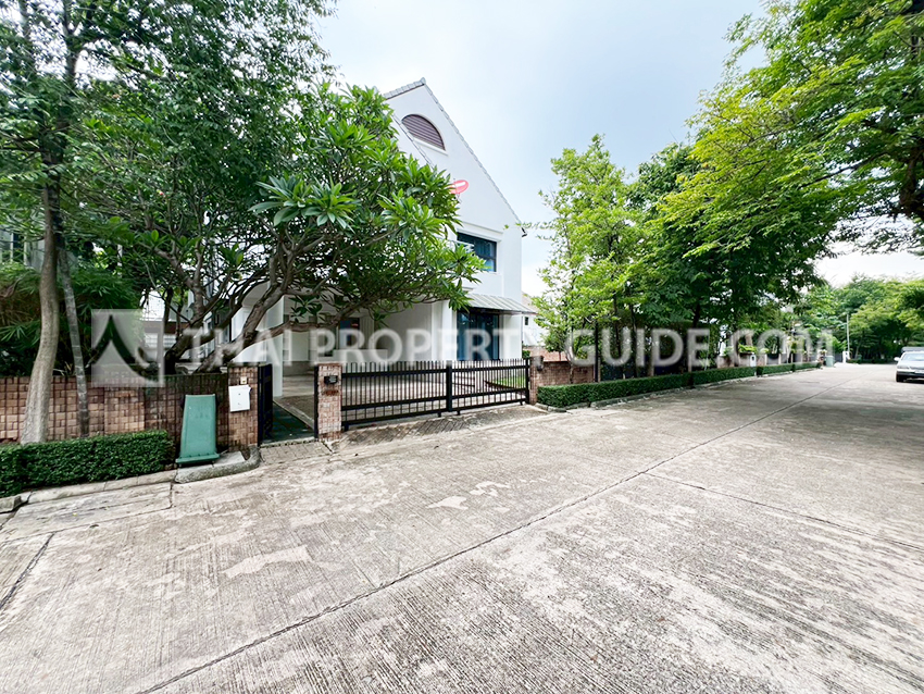 House with Private Pool for rent in Nichada Thani