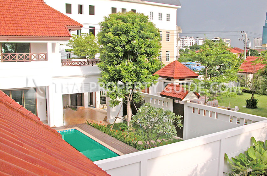 House with Private Pool in New Petchburi 