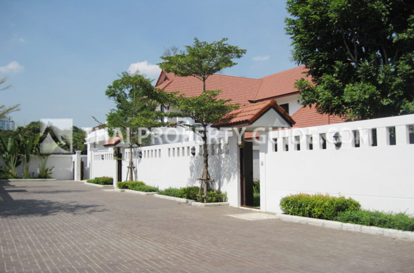 House with Private Pool in New Petchburi 