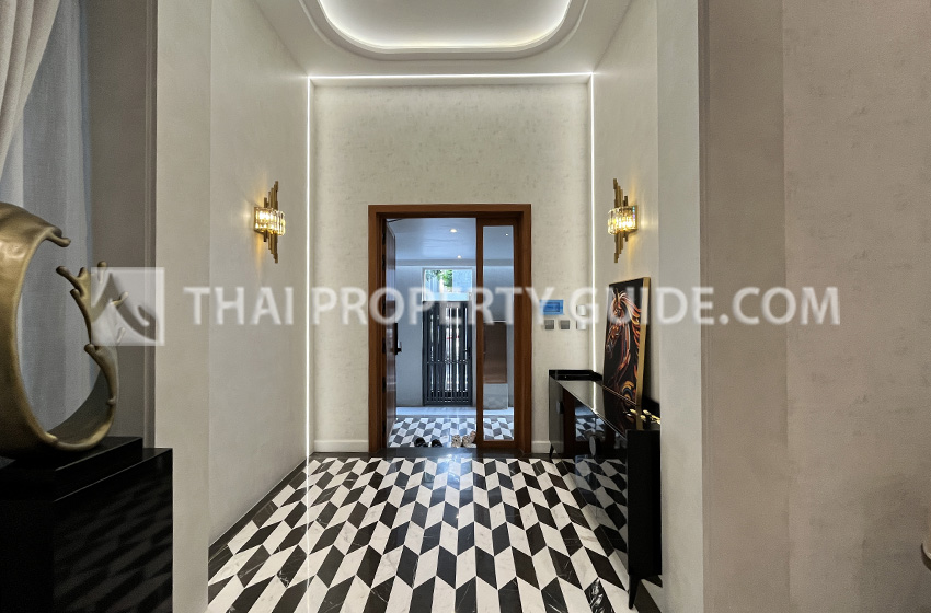 House with Private Pool in Pattanakarn 