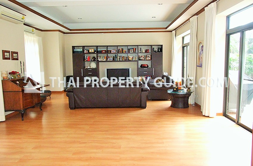House with Private Pool in Sukhumvit 