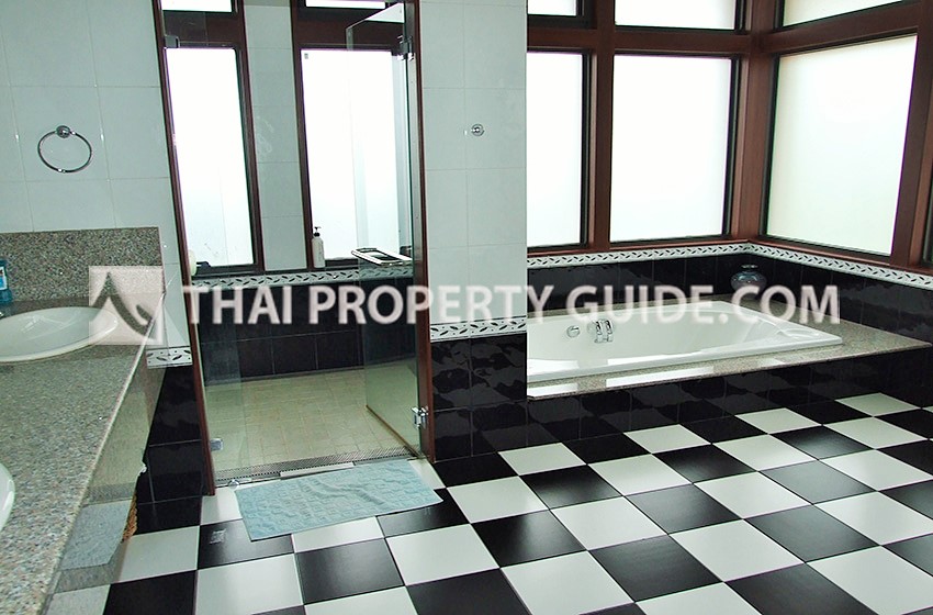 House with Private Pool in Sukhumvit 