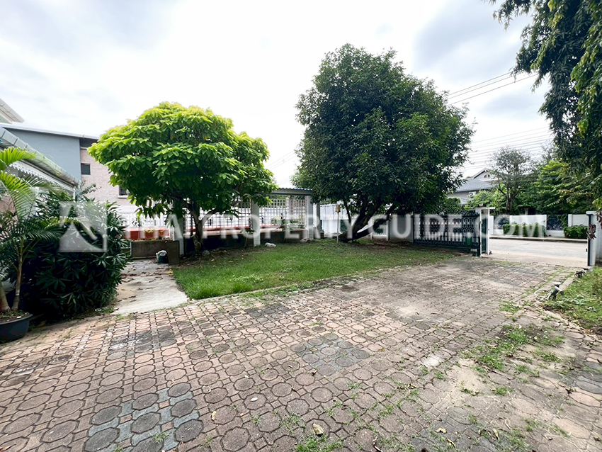 House with Private Pool in Sukhumvit : Panya Village On-Nut 