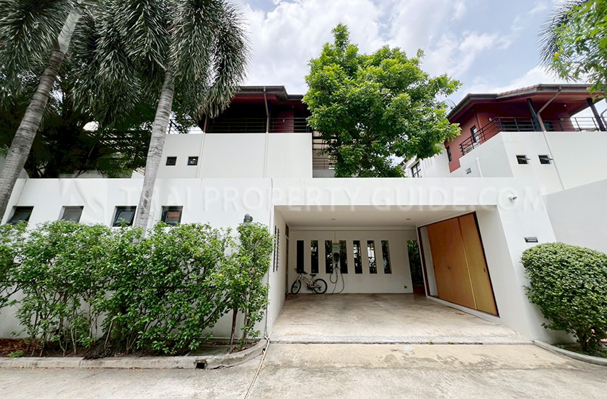 House with Private Pool in Sukhumvit 