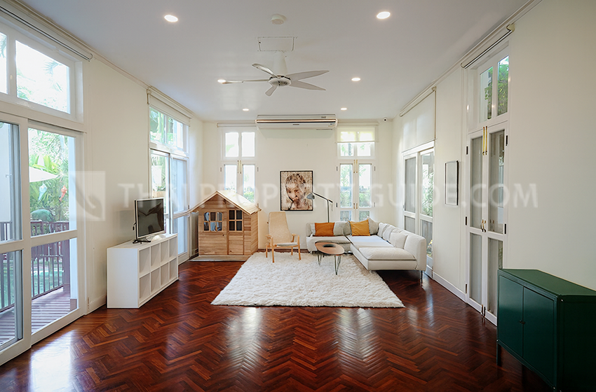 House with Private Pool in Sukhumvit 