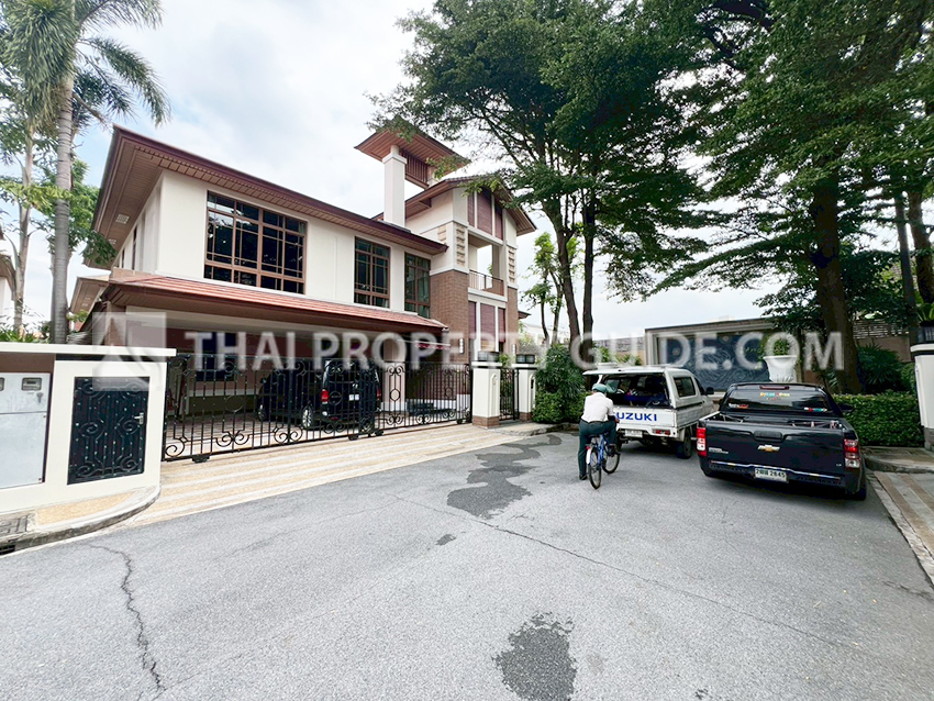 House with Private Pool in Sukhumvit 