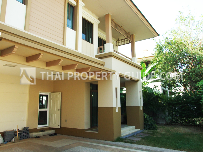House with Shared Pool in Bangnatrad 