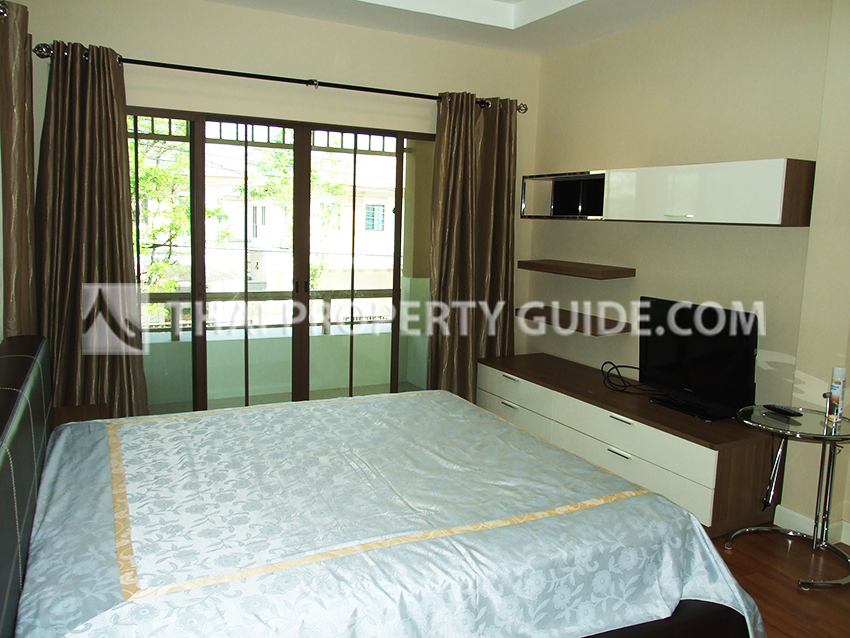 House with Shared Pool in Bangnatrad 