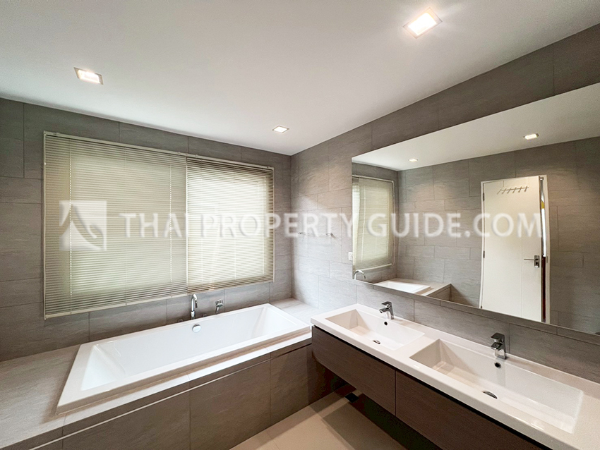 House with Shared Pool in Bangnatrad 