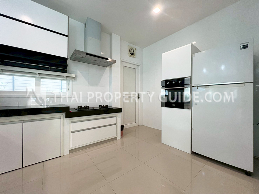 House with Shared Pool in Bangnatrad 