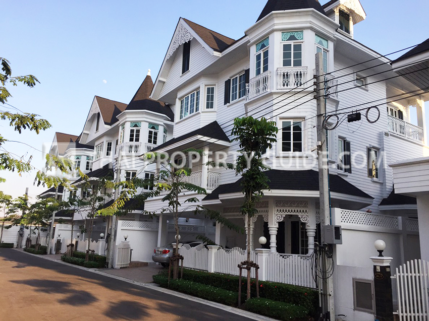 House with Shared Pool in Bangnatrad 