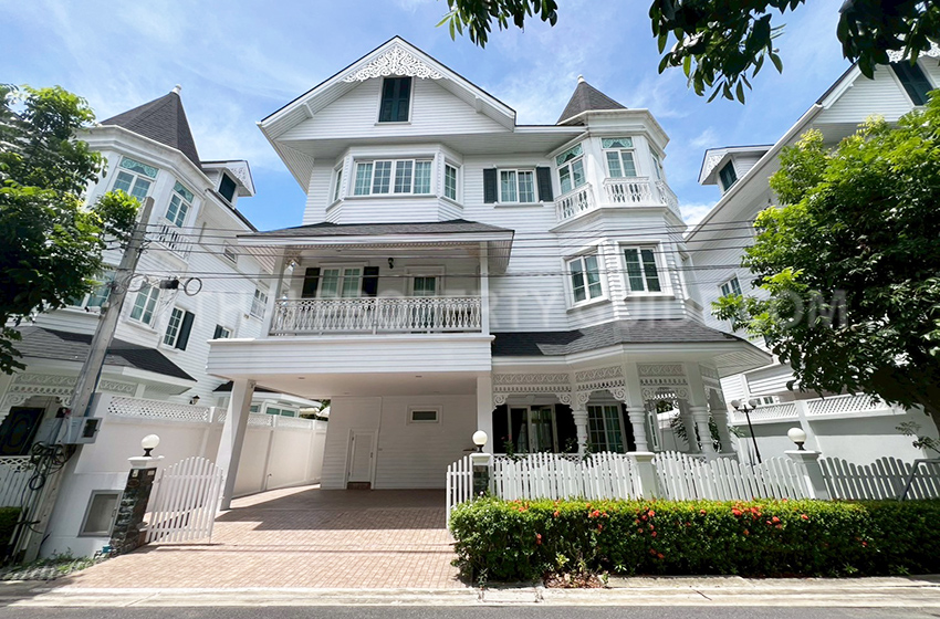House with Shared Pool for rent in Bangnatrad