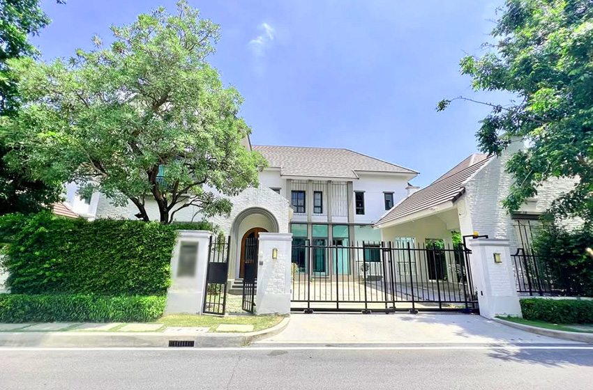 House with Shared Pool in Bangnatrad