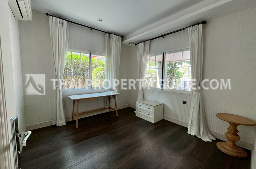 House with Shared Pool in Bangnatrad : Nantawan Bangna Km.7 