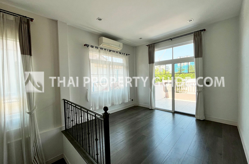 House with Shared Pool in Bangnatrad : Nantawan Bangna Km.7 