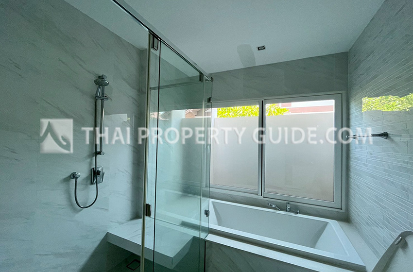 House with Shared Pool in Bangnatrad : Nantawan Bangna Km.7 