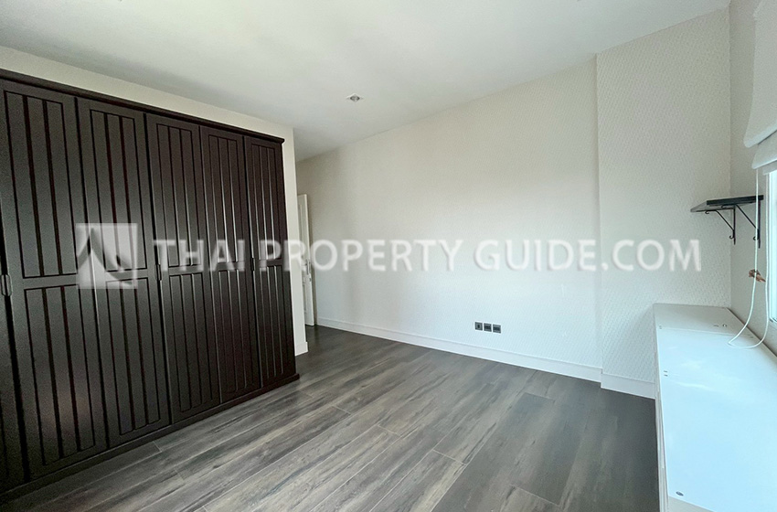 House with Shared Pool in Bangnatrad : Nantawan Bangna Km.7 