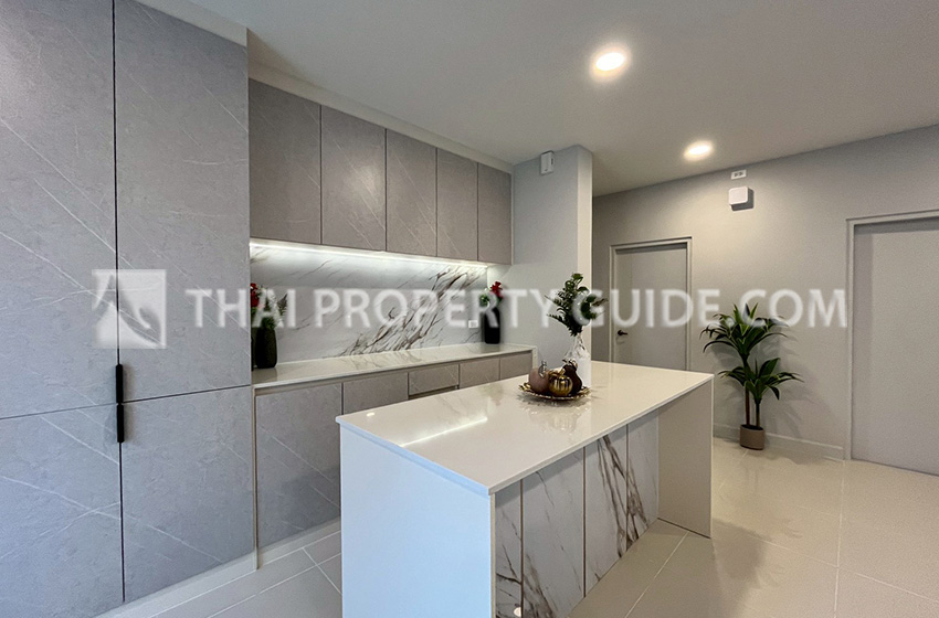 House with Shared Pool in Bangnatrad 